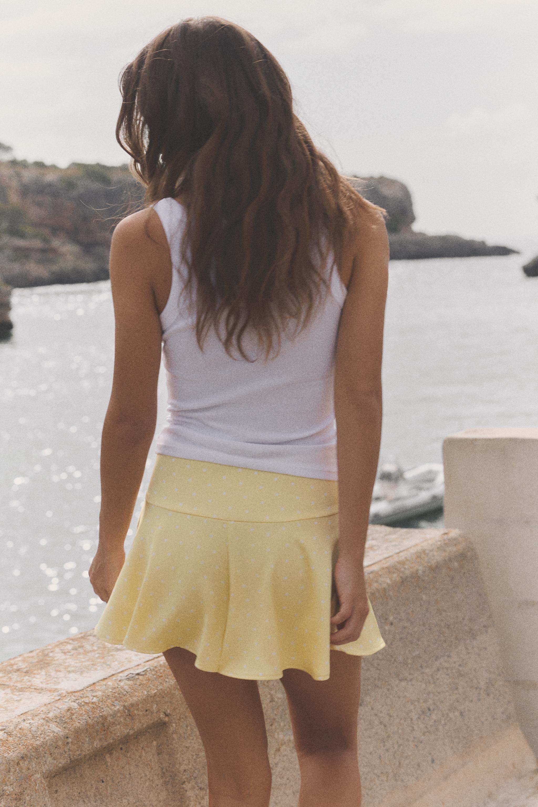SHORT ÉVASÉ EN SATIN